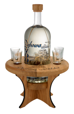 Debowa Oak vodka met bijzettaffeltje en 4 glazen